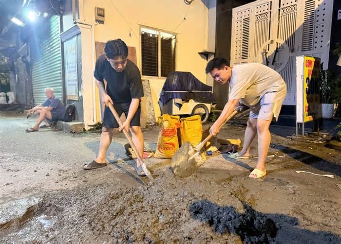 Nhóm bạn trẻ tình nguyện 'vá' đường ở TPHCM