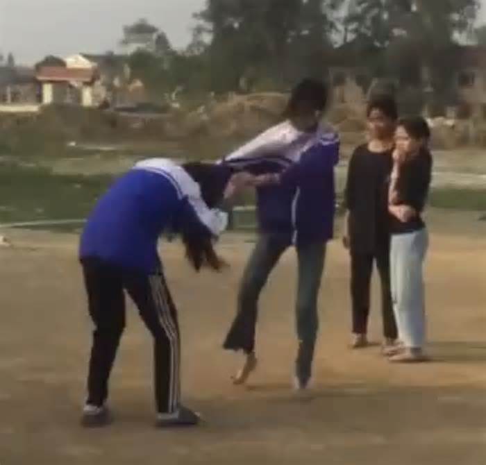Xuất hiện 3 clip nữ sinh bị đánh hội đồng gào khóc ở Thanh Hoá