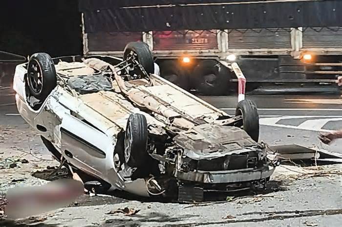 Ô tô tông biển báo bên đường rồi lật ngửa, tài xế tử vong trong đêm