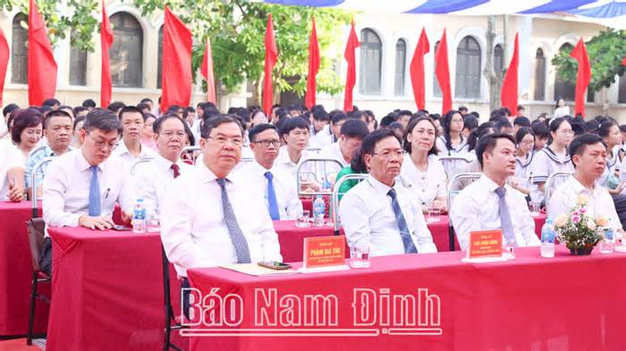 Bí thư Tỉnh ủy Nam Định dự Lễ khai giảng năm học mới tại trường THPT chuyên Lê Hồng Phong