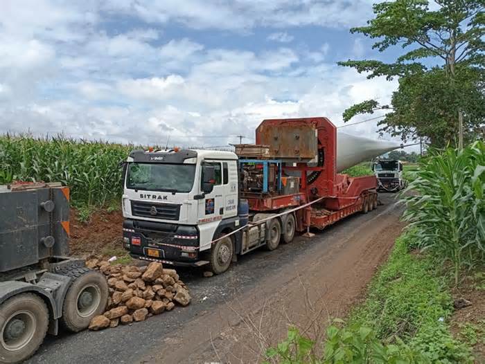 Dân chia ca canh giữ, không cho đoàn xe chở cánh quạt điện gió di chuyển