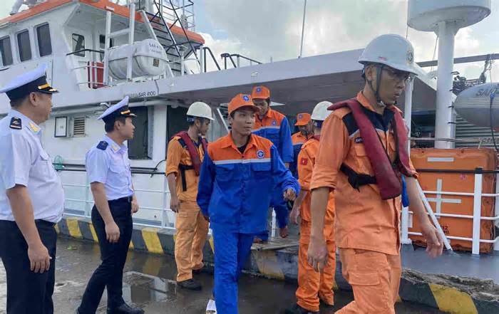 Đưa 39 ngư dân cùng tàu cá Quảng Ngãi gặp nạn vào bờ an toàn
