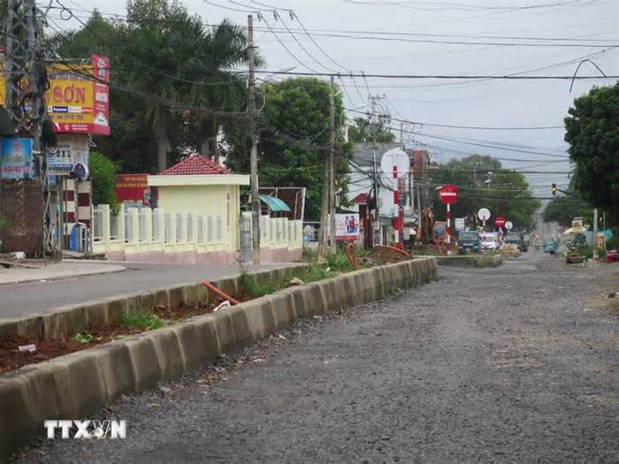 Kon Tum: Vướng mặt bằng, đường gần 3km thi công hơn 2 năm vẫn chưa xong