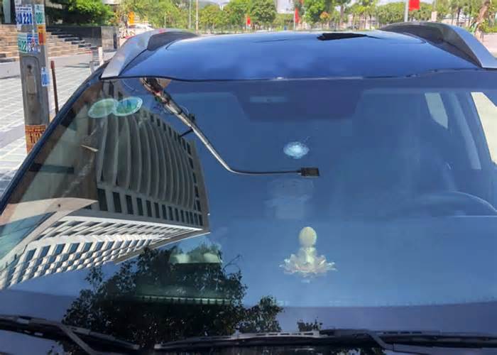 Ô tô đỗ ven đường nứt vỡ kính nghi do bị bắn