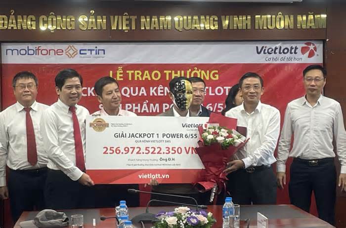 Một khách hàng mua Vietlott ở TP.HCM trúng hơn 13 tỉ đồng