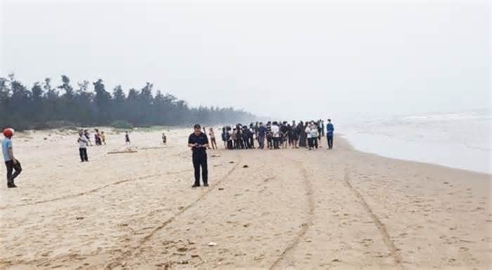 3 học sinh lớp 7 mất tích khi tắm biển ở Hà Tĩnh
