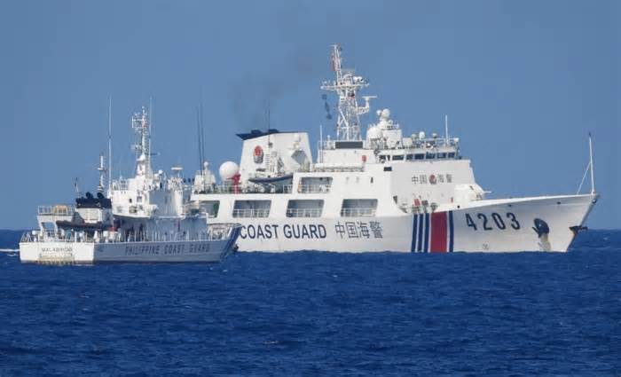 Hải cảnh Trung Quốc bị tố cắt mặt tàu cảnh sát biển Philippines