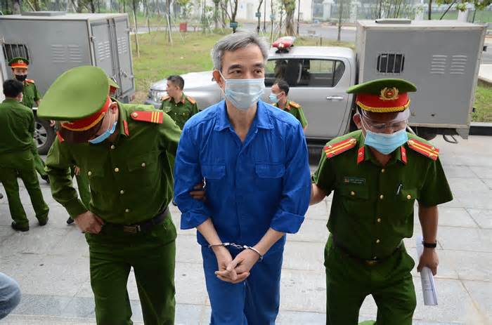 Ông Nguyễn Quang Tuấn cùng đồng phạm đã được dẫn giải đến tòa