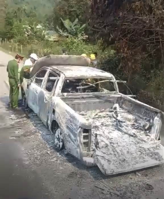 Quảng Nam: Xe bán tải bị cháy trơ khung, 2 người thoát chết