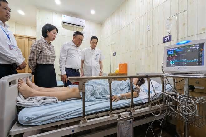 Rút ngắn chuyến công tác nước ngoài, Chủ tịch Hà Nội đến thăm nạn nhân vụ cháy chung cư