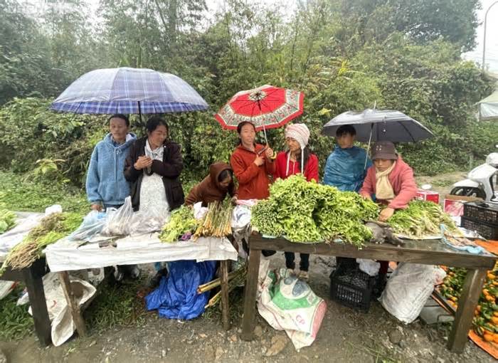 Chợ phiên biên giới Việt - Lào