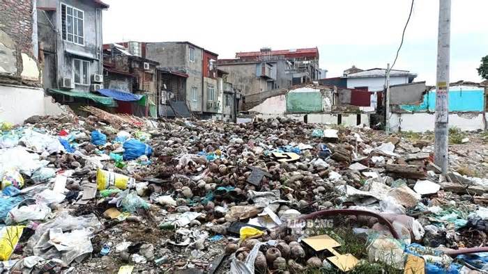 Rác ngổn ngang trong khu chung cư đang giải tỏa ở Hải Phòng