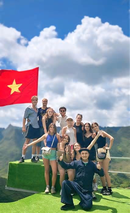 Chàng trai H'Mông gây sốt với điệu nhảy 'Việt Nam ơi' cùng du khách nước ngoài