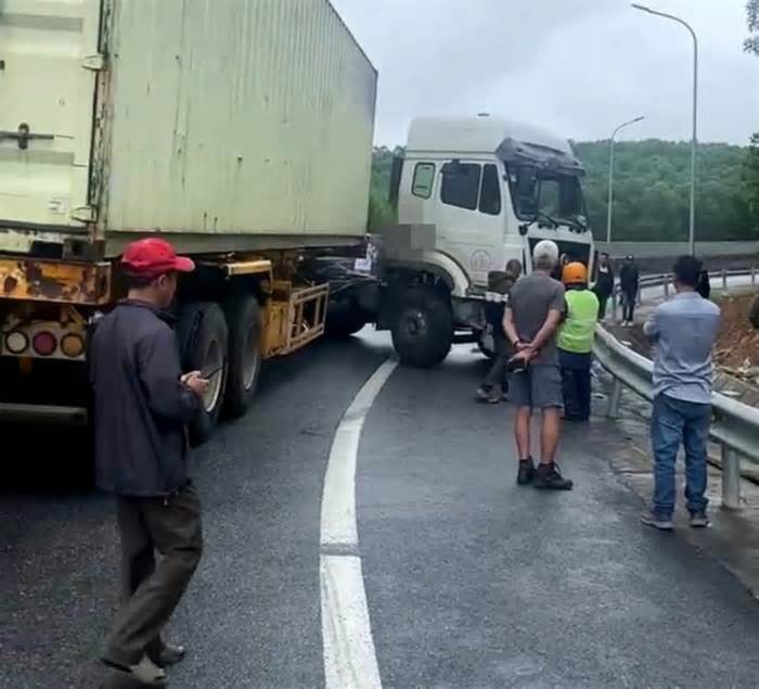 Xe đầu kéo tự gây tai nạn trên đường dẫn cao tốc Cam Lộ - La Sơn