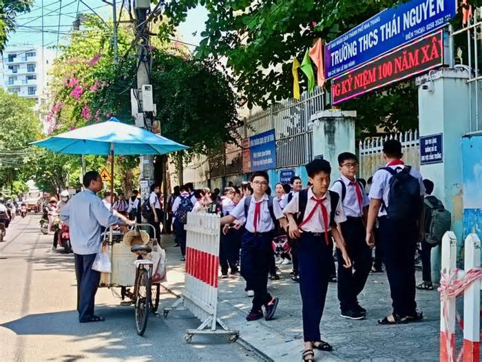 Sau các vụ ngộ độc ở Nha Trang, phụ huynh 'lên ruột' vì hàng rong vẫn bủa vây trường học