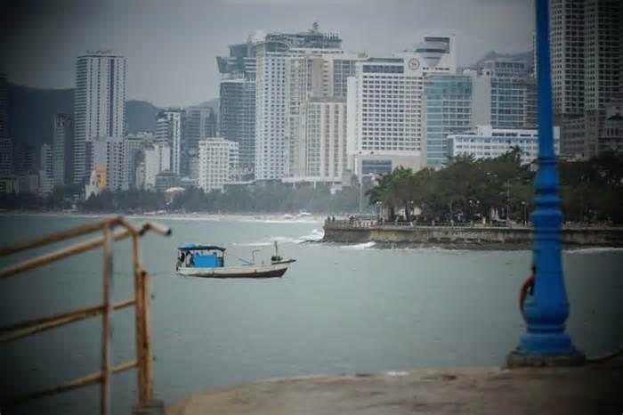 Tàu cá chìm trên biển Nha Trang, 2 người chết và mất tích