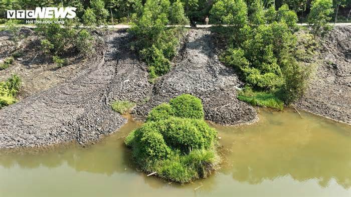 Hồ nước sạch bỗng ngập ngụa bùn đen vì dự án nạo vét con kênh ô nhiễm ở Huế