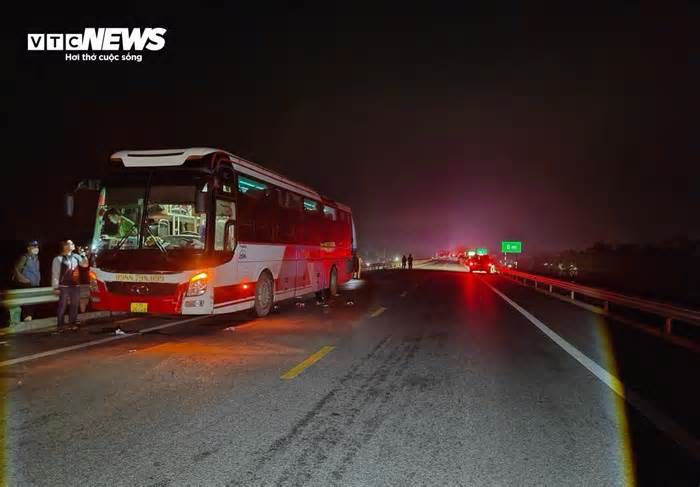 Hiện trường vụ tai nạn trên cao tốc Cam Lộ - La Sơn làm nhiều người thương vong