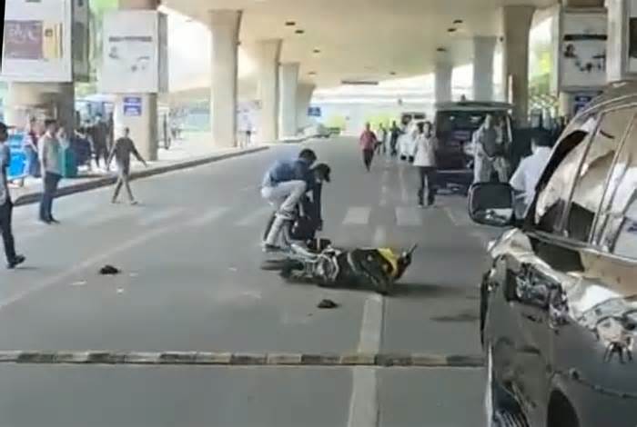 Hai thiếu niên phóng xe máy tốc độ cao trong ga quốc tế sân bay Tân Sơn Nhất