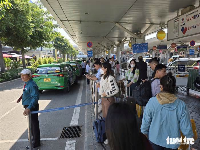 Kẹt xe, tài xế taxi ngại vào sân bay khiến khách mòn mỏi đợi