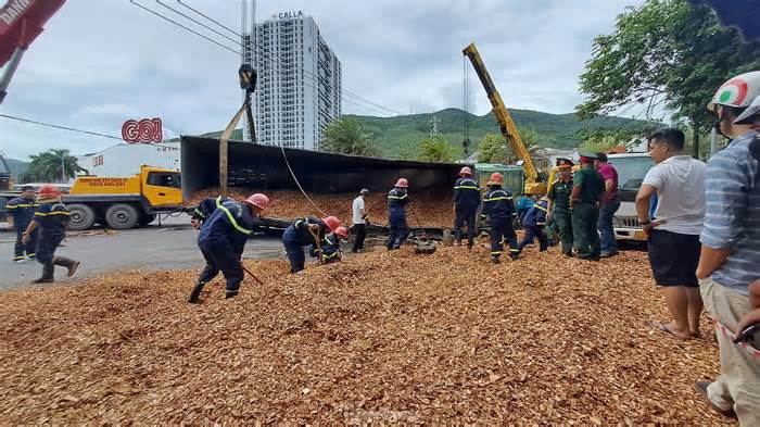 Khoảnh khắc xe tải chở dăm lật đè tử vong 3 người đi đường ở Quy Nhơn