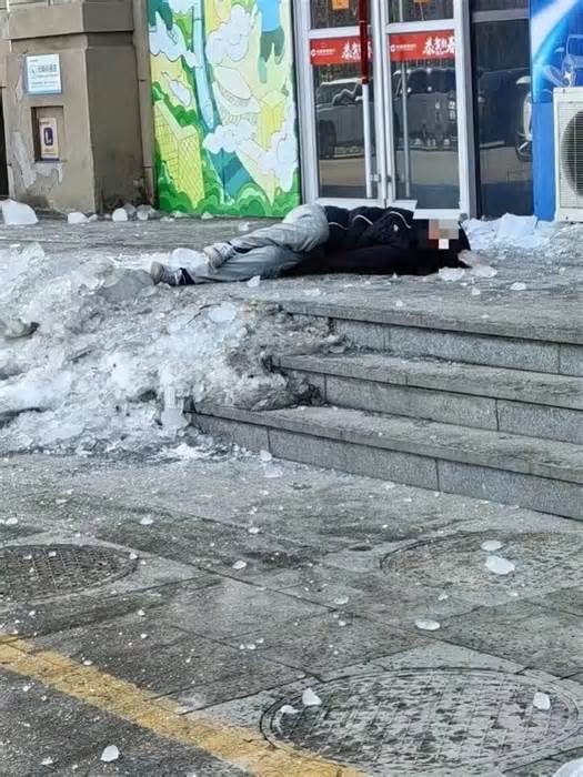 Tảng băng lớn rơi trúng đầu khiến nam sinh viên tử vong