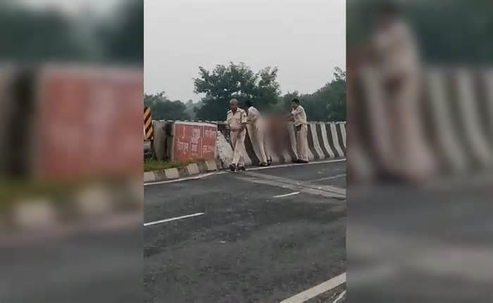 Cảnh sát Ấn Độ ném thi thể nạn nhân tai nạn xuống kênh