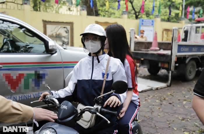 Nhiều nữ sinh Hà Nội vi phạm luật giao thông bị CSGT xử phạt
