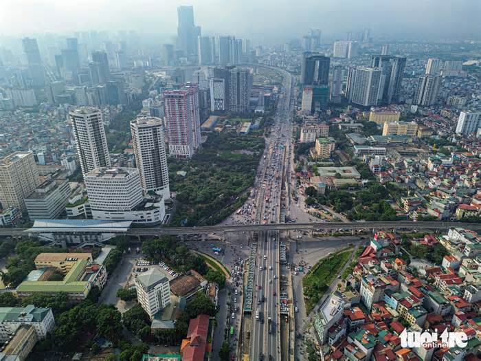 Nhiều người đi bộ bị cảnh sát giao thông xử phạt vì sang đường 'bất chấp'