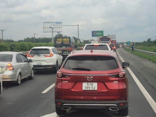 Kẹt xe kinh hoàng trên tuyến cao tốc TPHCM - Long Thành và Quốc lộ 51