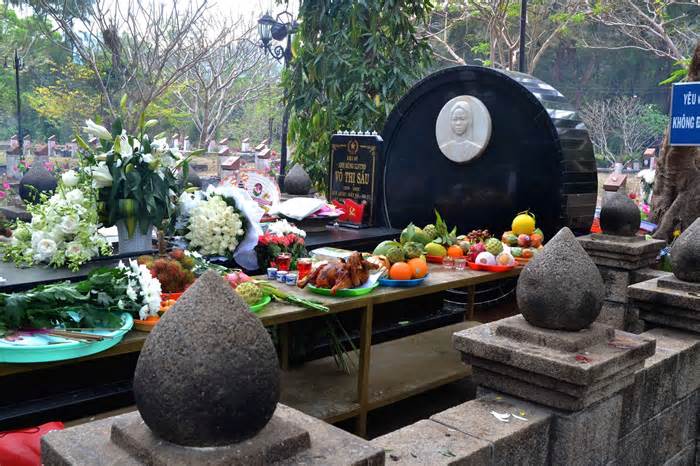 Thăm mộ Anh hùng liệt sĩ Võ Thị Sáu ở Côn Đảo