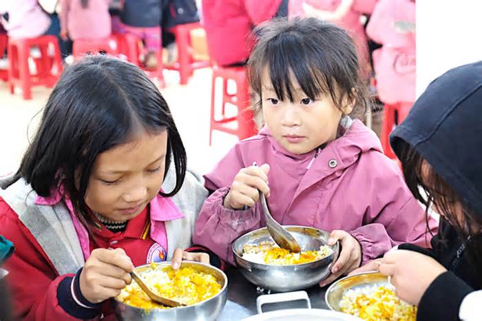 Vụ 11 học sinh ăn 2 gói mì chan cơm: Sẽ nhờ cơ quan điều tra nếu xác minh không thể làm rõ