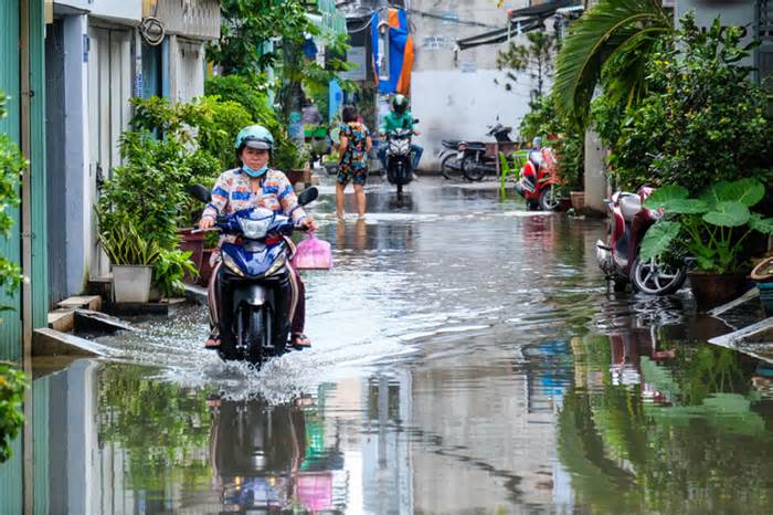 Hẻm ở quận Bình Tân ngập nước nửa tháng chưa rút, phường huy động máy bơm xử lý