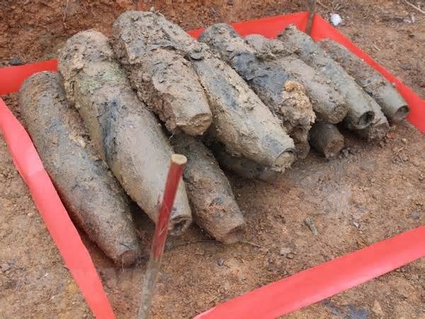Phú Thọ: Phát hiện 11 quả đạn cối trong vườn nhà của người dân