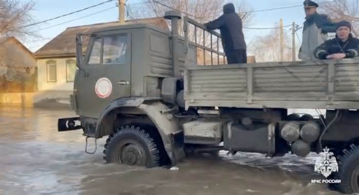 Vỡ đê ở Nga khiến cả nghìn người phải sơ tán