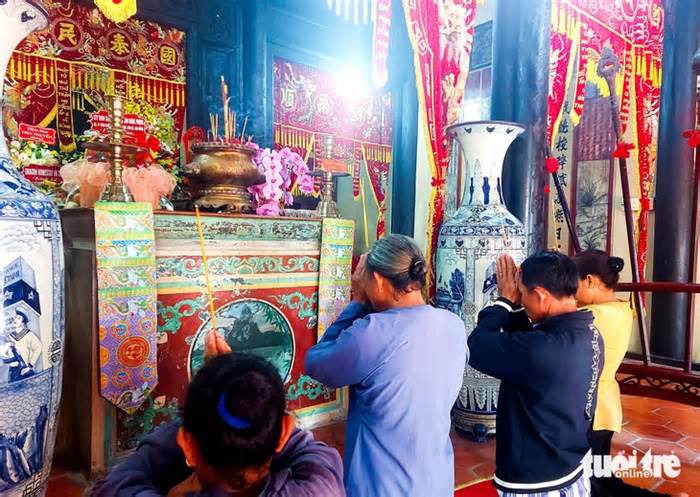 Khách đổ xô về Hà Tiên nhân kỷ niệm 290 năm ngày mất Đức khai trấn Mạc Cửu