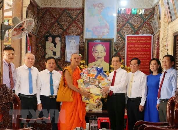Tỉnh ủy An Giang chúc mừng đồng bào Khmer nhân Tết Chôl Chnăm Thmây