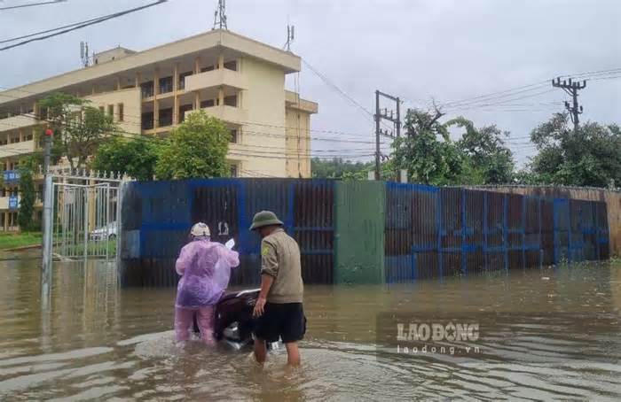 Giúp sinh viên rời phòng trọ tránh lũ sông Cầu