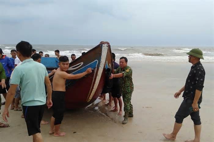 Trục vớt 2 thuyền máy bị chìm vì giông lốc tại Quảng Trị
