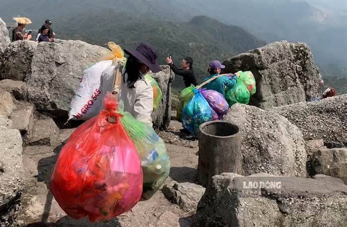 Chuyện về những công nhân gánh rác trên đỉnh thiêng Yên Tử
