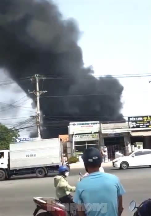 Cháy xưởng mút xốp ở Bình Dương, cột khói đen bốc cao hàng chục mét