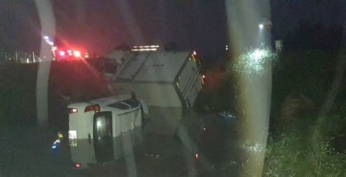 Xe tải tông ô tô con rơi xuống ruộng, 2 người chết thương tâm