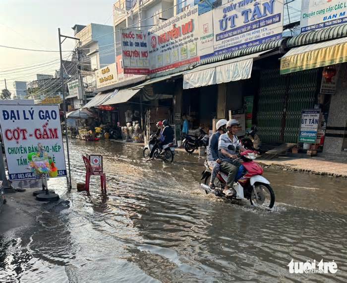 Triều cường lên làm ngập nhiều tuyến đường ở vùng miệt thứ