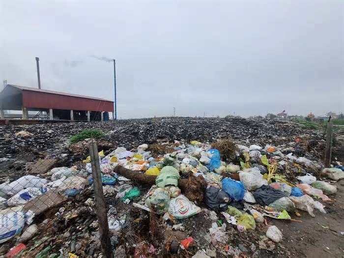 Bãi rác ở xã nông thôn mới ngay sát nhà dân gây ô nhiễm