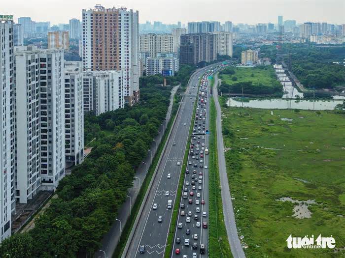 Người dân ùn ùn trở lại Hà Nội dù chưa hết nghỉ lễ, ùn tắc nhiều nơi