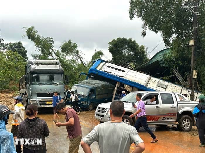 Hà Giang: Mưa lớn, sạt lở vùi lấp nhiều nhà dân và phương tiện