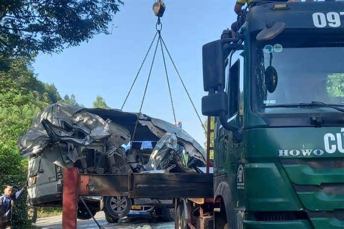Kiểm tra việc không truyền dữ liệu của xe 16 chỗ gây tai nạn ở Lạng Sơn