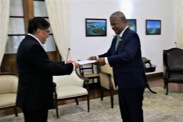 Đại sứ Phạm Hoàng Kim trình Thư ủy nhiệm lên Tổng thống Cộng hòa Seychelles