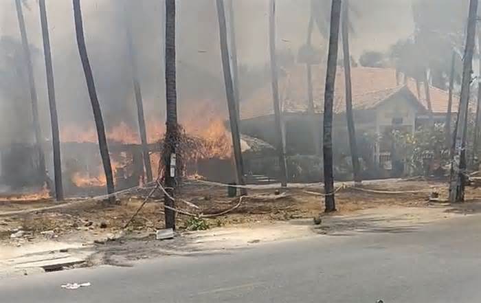 Cháy ngùn ngụt tại cơ sở du lịch bỏ hoang ở thành phố Phan Thiết