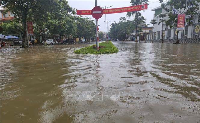 Mưa lớn kéo dài, nước sông ở Cao Bằng dâng cao, đường phố ở Điện Biên ngập cục bộ
